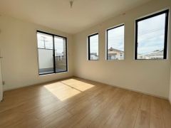 バルコニーにも面しており、主寝室やお子様のお部屋など幅広く活用できます＾＾