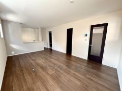 おしゃれなキッチンを中心とした開放的なリビング。