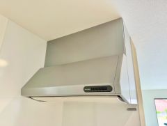 ファンやフィルターが見えにくいレンジフード。パッと視界に入っても細部までは見えにくく、オシャレでインテリアデザインの一部になりますね＾＾