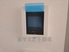 防犯性もばっちり、TVモニター付きインターホン完備。大きなモニターで玄関先を確認できます。録画機能が付いているので不在時の訪問者も確認できて安心です＾＾