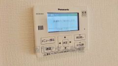 お湯張り、追い炊き、足し湯がボタン一つで楽々操作できる非常に便利な給湯機リモコンです。追い炊きがついていると寒い冬は水道代の節約にもなるので助かりますね