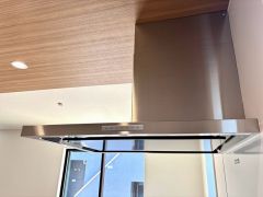コンロ上には換気扇完備＾＾すぐ横に小窓が設けられているので、換気扇と合わせてWで換気できます＾＾