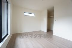 バルコニーに面していて日当たりがよく、寝室としての利用もおすすめです＾＾ウォークインクローゼット付きです＾＾