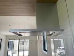 ファンやフィルターが見えにくいレンジフード。パッと視界に入っても細部までは見えにくく、オシャレでインテリアデザインの一部になりますね＾＾フラットな形状で普段はサッと吹くだけ。