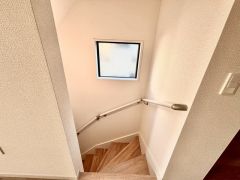 手すり付き階段。
