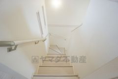 日中でも暗くなりがちな階段には、小窓を配置し採光も考えられたつくり＾＾手摺付きなので安全に上り下りできますね＾＾