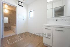 洗面台、洗濯機置き場、バスルームが連なっている、生活導線の考えられた作りになっています。
