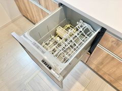 炊事時間を大幅に短縮できる食器洗浄乾燥機付き＾＾食器を洗う手間が減るので家族とのコミュニケーションの時間や自分の時間が増えますね。