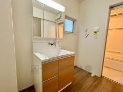 洗面台、洗濯機置き場、バスルームが連なっている、生活導線の考えられた作りになっています。 窓付きなので換気もしっかりできます＾＾