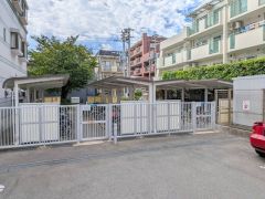 屋根付きの駐輪場を完備