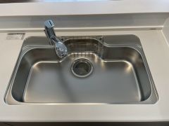 広々としたステンレスシンクには、洗剤やスポンジを収納出来るラック付き。広さも確保しているので、大きなお鍋も洗いやすいです。
