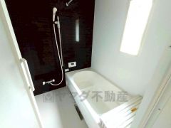 1日の疲れを癒すくつろぎのバスルーム。足を伸ばしてもゆったりと入れるサイズです。お子様と一緒にお風呂に入っても狭くないですね＾＾