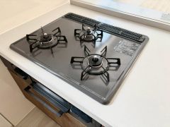 家具を選ばないナチュラルなフローリングとシンプルなクロスです＾＾ 居室としてももちろん、収納や書斎、お子様のプレイスペースにも＾＾使い勝手が良さそうです＾＾