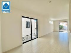 大きな掃き出し窓が2か所あるリビングは、陽光あふれる明るい空間です。ゆったりと寛げる憩いの場となりそうです。