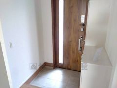 玄関扉から光の差し込む明るい玄関です。 たっぷり収納できるシューズボックス付きなので、家族全員の靴がきれいに整頓できます＾＾