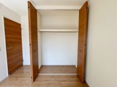 大きめのクローゼットがついた使いやすい洋室です。すっきりと整理整頓できるので気持ちよくすごせます＾＾