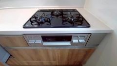 3種類の料理が同時に調理できる、3口ガスコンロ。忙しい夕食の支度時間が短縮できて効率よくお料理が楽しめます。