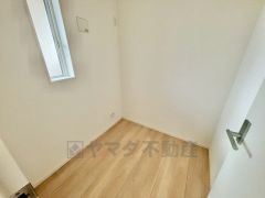 大容量のウォークインクローゼット。季節ごとのお洋服全てを収納できるので、衣替えも楽になりますね＾＾