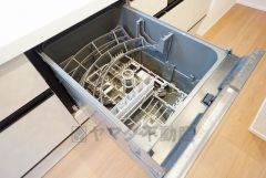 家事の時間が短縮できるフルオープンで開けやすい食器洗い乾燥機付。食事後に家族とのくつろぎタイムをしっかり取れます。