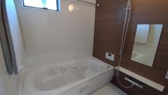 1日の疲れを癒すくつろぎのバスルーム。足を伸ばしてもゆったりと入れるサイズです。お子様と一緒にお風呂に入っても狭くないですね^^