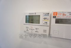 キッチン横からお湯張り、追い炊き、足し湯がボタン一つで楽々操作できる給湯機リモコンです＾＾忙しい夕飯の準備の時間帯に重宝しますね。