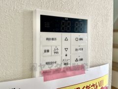 キッチン横からお湯張り、追い炊き、足し湯がボタン一つで楽々操作できる給湯機リモコンです＾＾忙しい夕飯の準備の時間帯に重宝しますね。