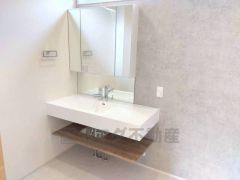 洗面台、洗濯機置き場、バスルームが連なっている、生活導線の考えられた作りになっています。