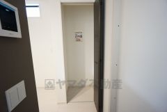 キッチン横にはパントリーも。広さが十分に確保されているため、備蓄品や大型の調理家電なども楽々収納できますね＾＾