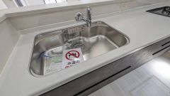 大きなお鍋も楽々洗える幅の広いシンクです＾＾ステンレスシンクなので簡単にお掃除できますよ。洗剤やスポンジもすっきりできる収納付き。