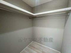 収納力豊富なウォークインクローゼット。洋服や小物などを1箇所にまとめて美しい収納を実現します。