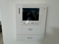 防犯性、セキュリティ対策に安心できるテレビモニター付きインターフォンです。セールスマン対策にもなり安心できます。