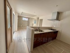 キッチンに向き合う形でたくさんの光や風を取り込むことができ快適な生活が過ごせそうです。