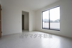 同仕様写真。現況と異なる場合は現況優先です。 バルコニーに面していて日当たりがよく、寝室としての利用もおすすめです＾＾