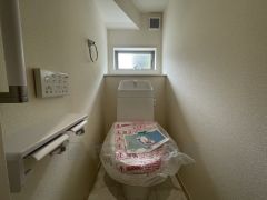 ウォシュレット付きトイレです。1階2階の2ヶ所にトイレがあるので、忙しい朝にもゆとりができますね＾＾