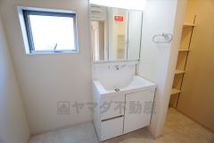 洗面台、洗濯機置き場、バスルームが連なっている、生活導線の考えられた作りになっています。