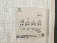浴室暖房乾燥機には、暖房、乾燥、涼風、換気の4つの機能が付いています。タイマー付きです。雨の日はもちろん、急ぎで洗濯する必要のあるお子様の体操服や、下着類などを乾かすのに便利です。