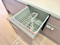 炊事時間を大幅に短縮できる食器洗浄乾燥機付きです＾＾冬場の洗い物による手荒れの悩みも軽減されますね。