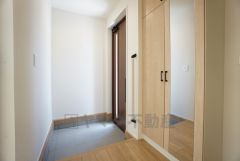 玄関扉にスリットのある明るい玄関です＾＾っぷり収納できるシューズボックス付きなので、家族全員の靴がきれいに整頓できます。手摺り付き＾＾