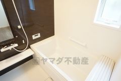 1日の疲れを癒すくつろぎのバスルーム。足を伸ばしてもゆったりと入れるサイズです。お子様と一緒にお風呂に入っても狭くないですね＾＾