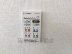  浴室暖房乾燥機には、暖房、乾燥、涼風、換気の4つの機能が付いています。タイマー付きです。換気・雨の日の洗濯も安心です＾＾