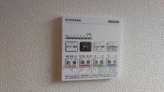 同仕様写真。浴室暖房乾燥機には、暖房、乾燥、涼風、換気の4つの機能が付いています。タイマー付きです。