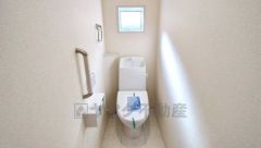 1階2階の2ヶ所にトイレがありますので、忙しい朝にも家族に気を使わず、ゆとりが生まれますね＾＾ 小窓付きで換気する時に便利です＾＾