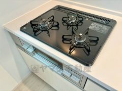 3種類の料理が同時に調理できる、3口ガスコンロ。忙しい夕食の支度時間が短縮できて効率よくお料理が楽しめます。