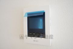 防犯性もばっちり、TVモニター付きインターホン完備。大きなモニターで玄関先を確認できます。録画機能が付いているので不在時の訪問者も確認できて安心です＾＾