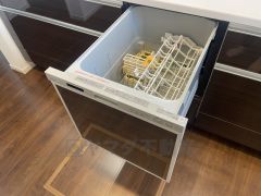 家事の時間が短縮できる食器洗浄乾燥機付。後片付けも楽になりますね。