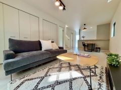 日当たりの良いリビング　TVの配置などを考慮した窓の位置、キッチンに勝手口など、嬉しいポイントが満載