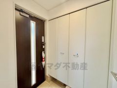 玄関扉から光の差し込む明るい玄関です。