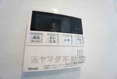 キッチン横からお湯張り、追い炊き、温度調節がボタンで楽々操作できる給湯器リモコンです＾＾忙しい夕飯の準備の時間帯に重宝しますね。