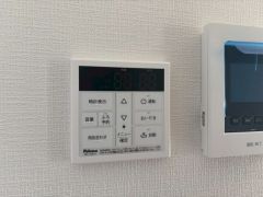 キッチン横からボタンひとつで操作が楽々。