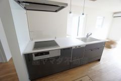 収納も、作業スペースも広々と設けられた使いやすいシステムキッチンです＾＾カウンターキッチンなので、ご家族と会話をしながら楽しくお料理ができます＾＾